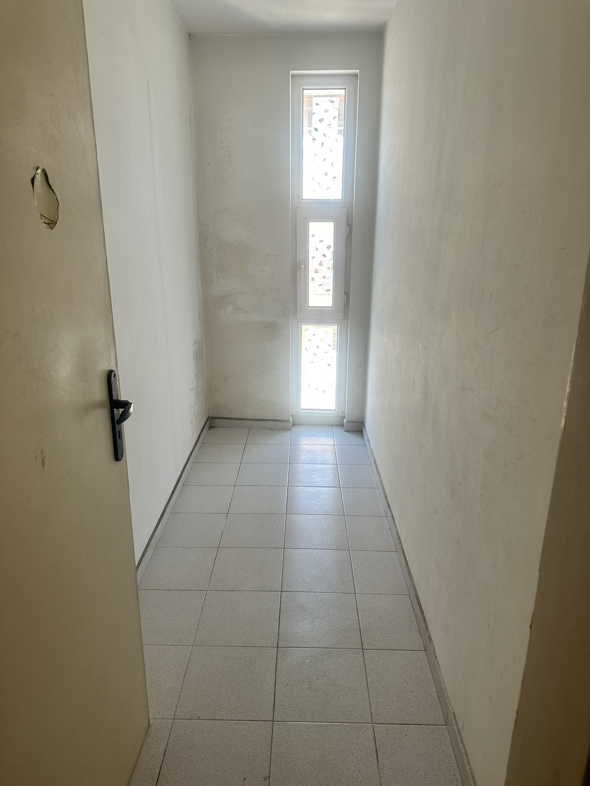 Продава МНОГОСТАЕН, гр. Кърджали, Център, снимка 16 - Апартаменти - 54937312
