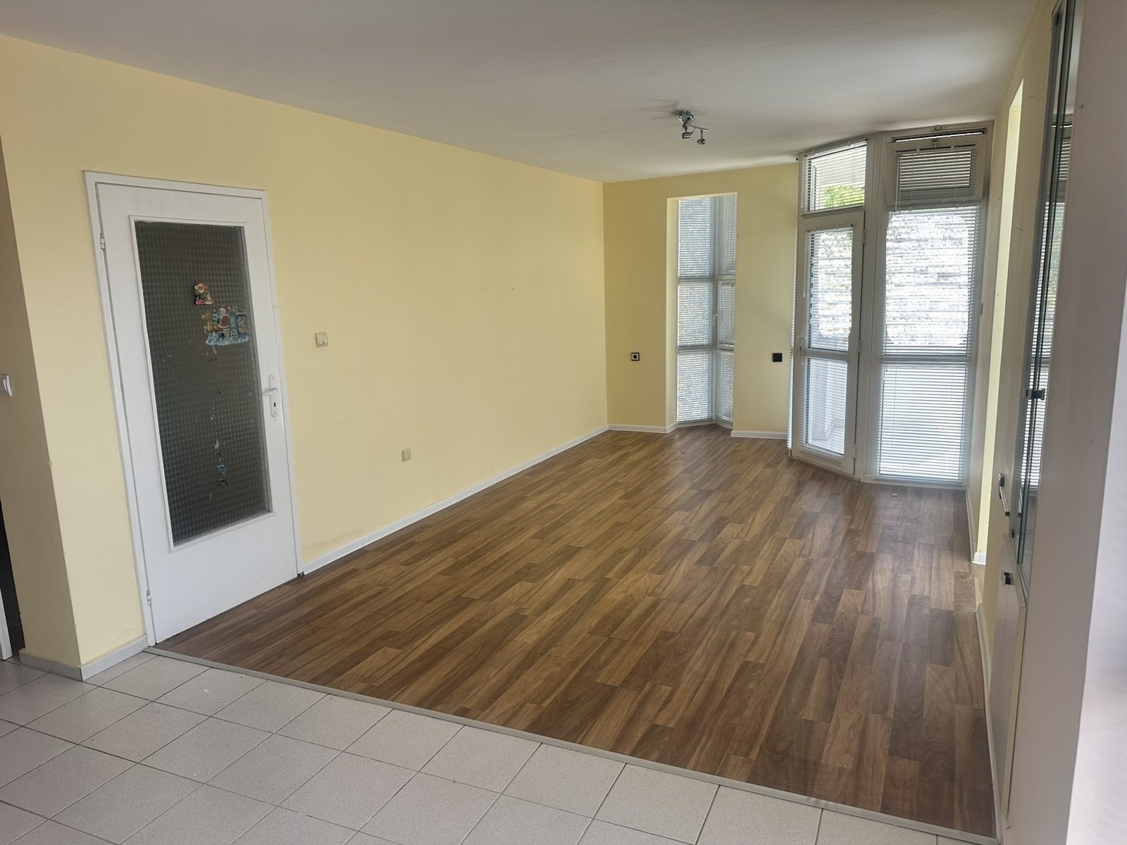 Продава МНОГОСТАЕН, гр. Кърджали, Център, снимка 2 - Апартаменти - 54937312