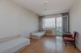 2 makuuhuonetta Vazraždane 3, Varna