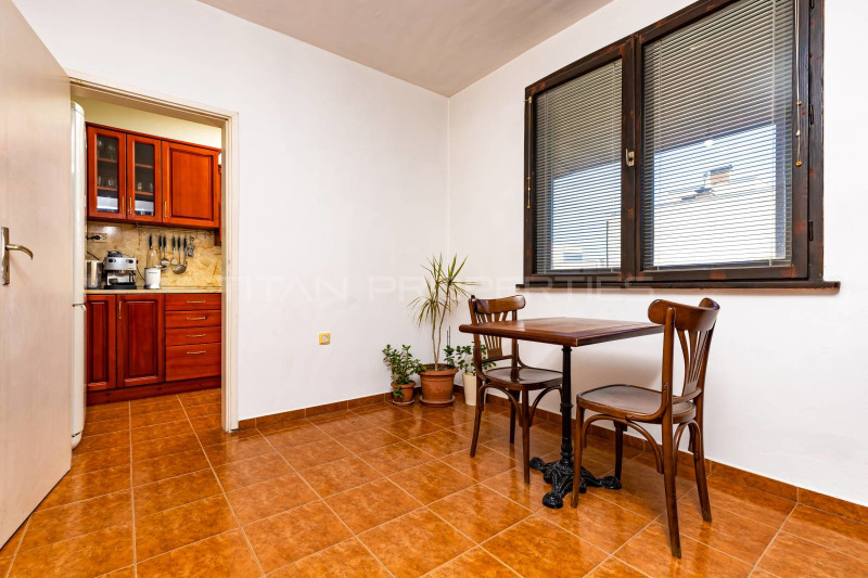 For Sale  3 bedroom Plovdiv , Kamenitsa 1 , 179 sq.m | 54931541 - image [7]