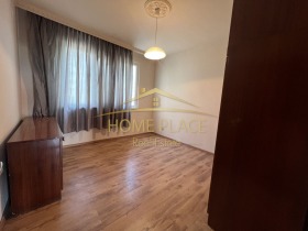 1 quarto Vazrajdane 3, Varna 8