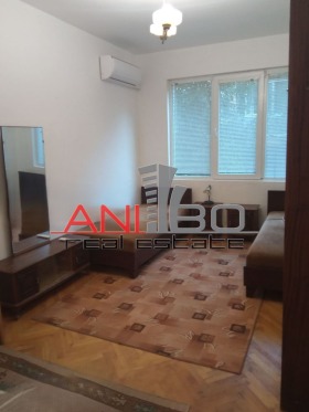 1 quarto VINS-Tcherven plochtchad, Varna