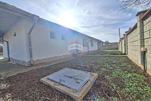 Продава КЪЩА, с. Соколово, област Добрич, снимка 2 - Къщи - 52825498