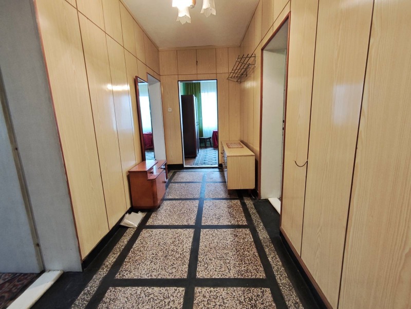 Продава МНОГОСТАЕН, гр. Нови пазар, област Шумен, снимка 6 - Апартаменти - 53456354