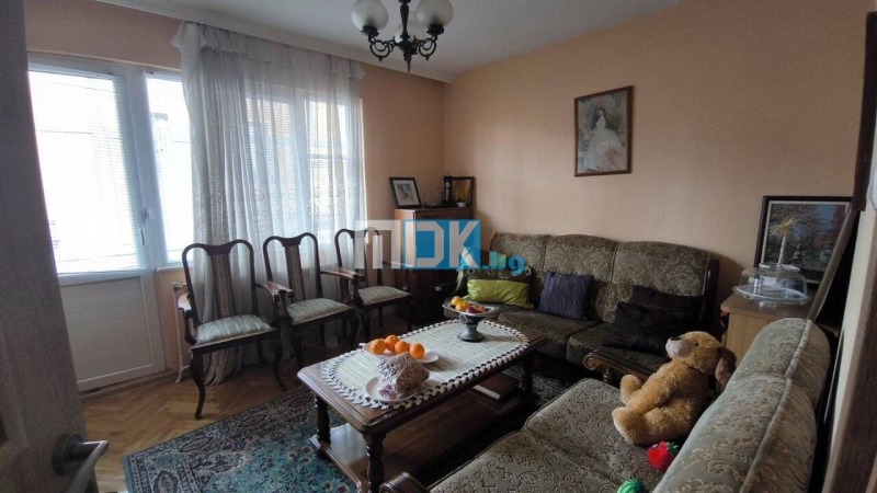 Продава ЕТАЖ ОТ КЪЩА, гр. Пловдив, Прослав, снимка 7 - Етаж от къща - 53571249