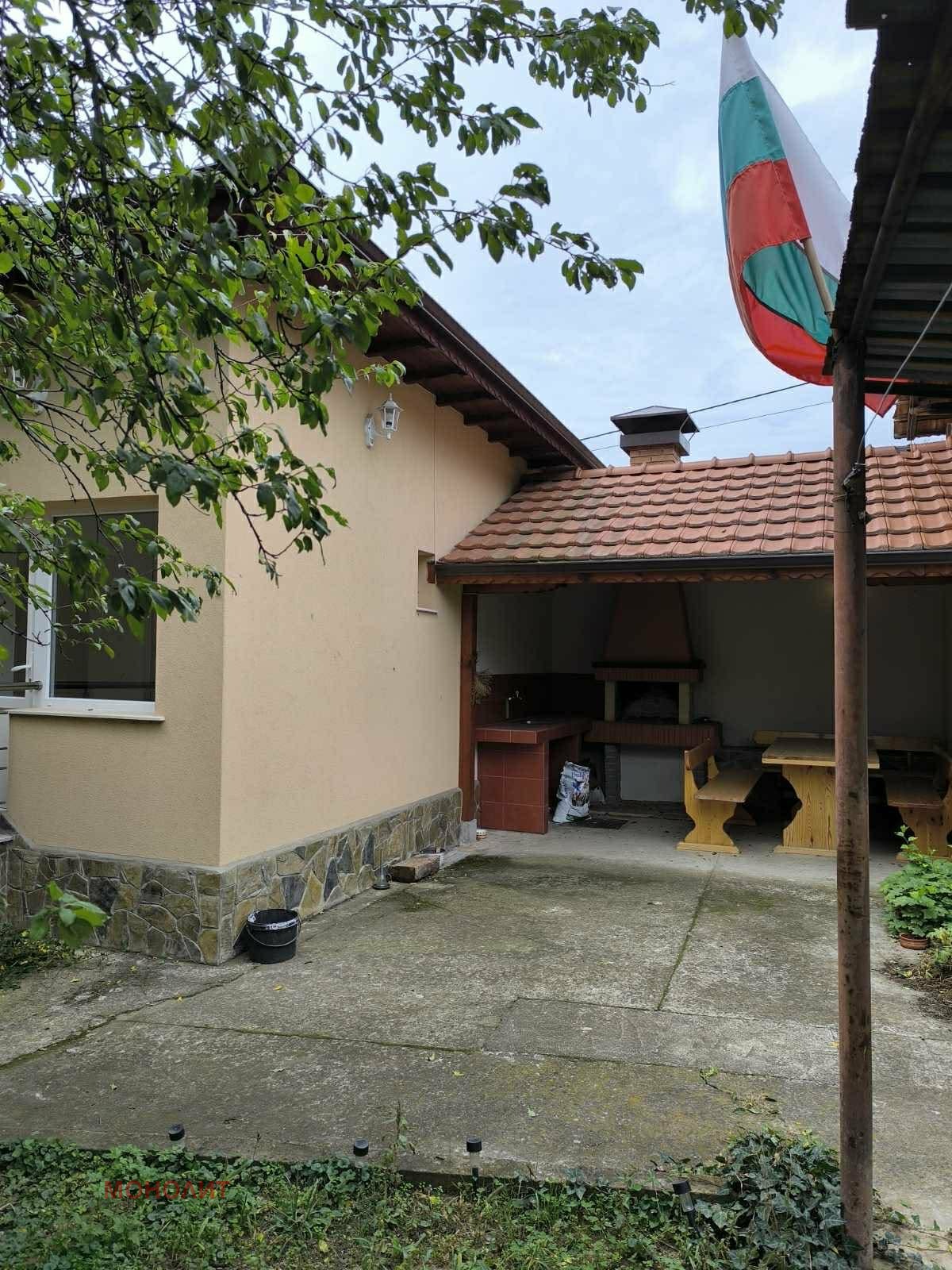 Продава КЪЩА, с. Бенковски, област София област