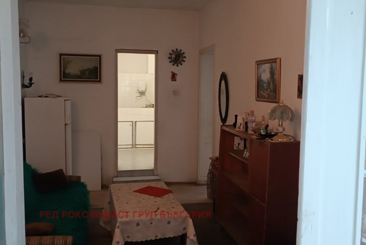 Продава ЕТАЖ ОТ КЪЩА, гр. София, Изток