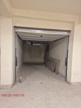 Garage Zentralna poshta, Warna