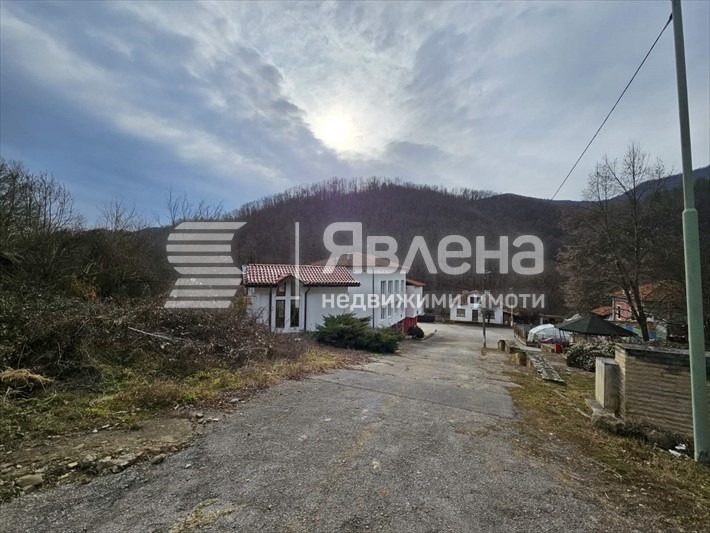 Продава ХОТЕЛ, с. Правешка Лакавица, област София област