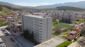 2 makuuhuonetta Iztok, Pernik 1