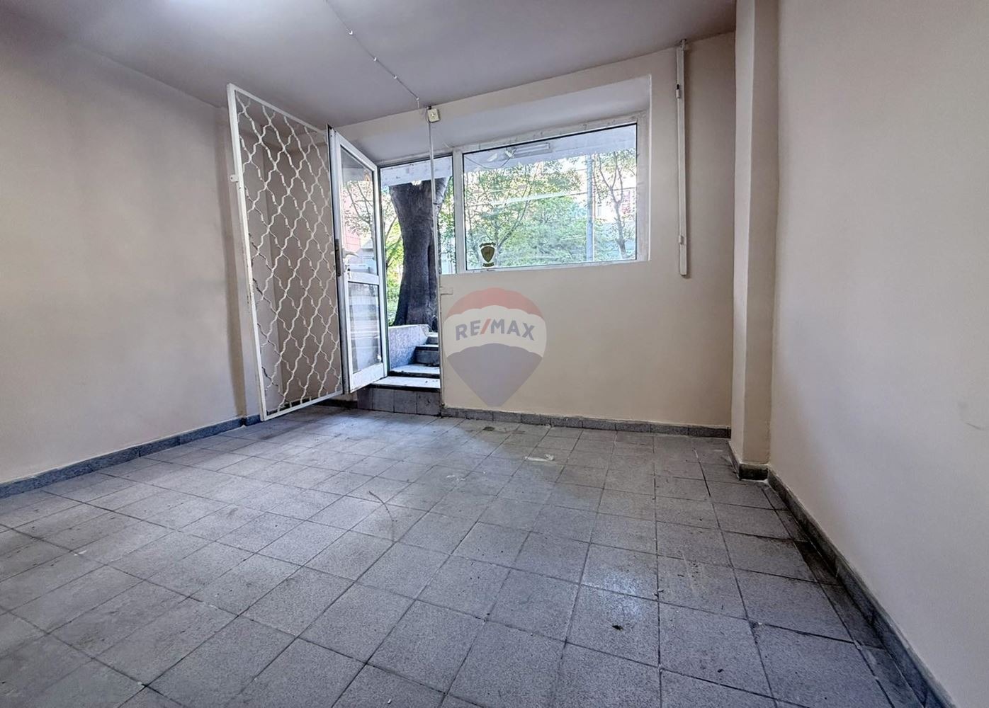 Продава МАГАЗИН, гр. Варна, Център, снимка 8 - Магазини - 54743376