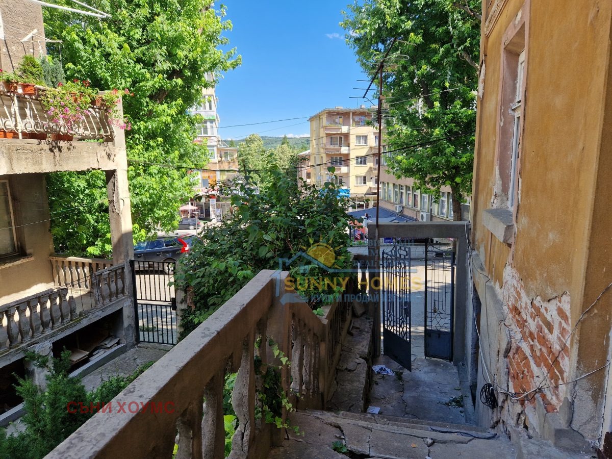 Продава ЕТАЖ ОТ КЪЩА, гр. Велико Търново, Център, снимка 2 - Етаж от къща - 55181774