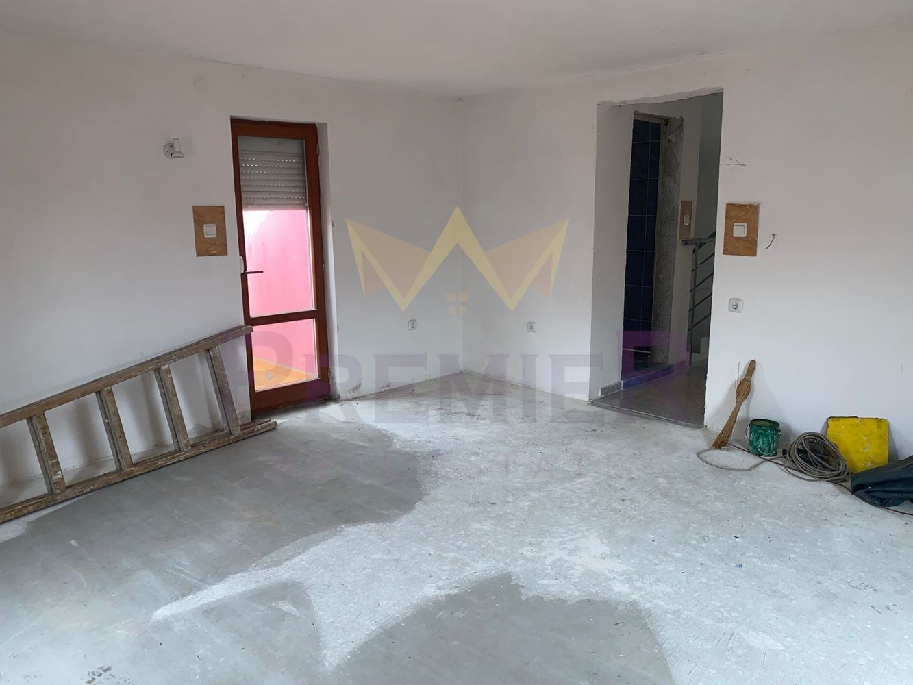 Продава МНОГОСТАЕН, гр. Бургас, Център, снимка 2 - Апартаменти - 54064374