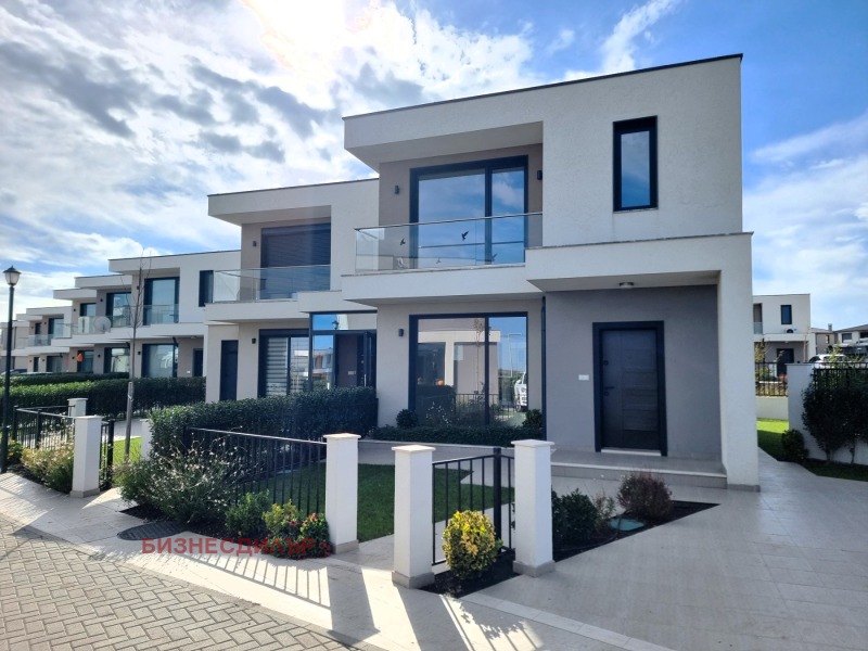 Продава КЪЩА в град Бургас, Сарафово - 113 кв.м / 224 900 € » 439 866.17 лв., БИЗНЕСДИЛЪР
