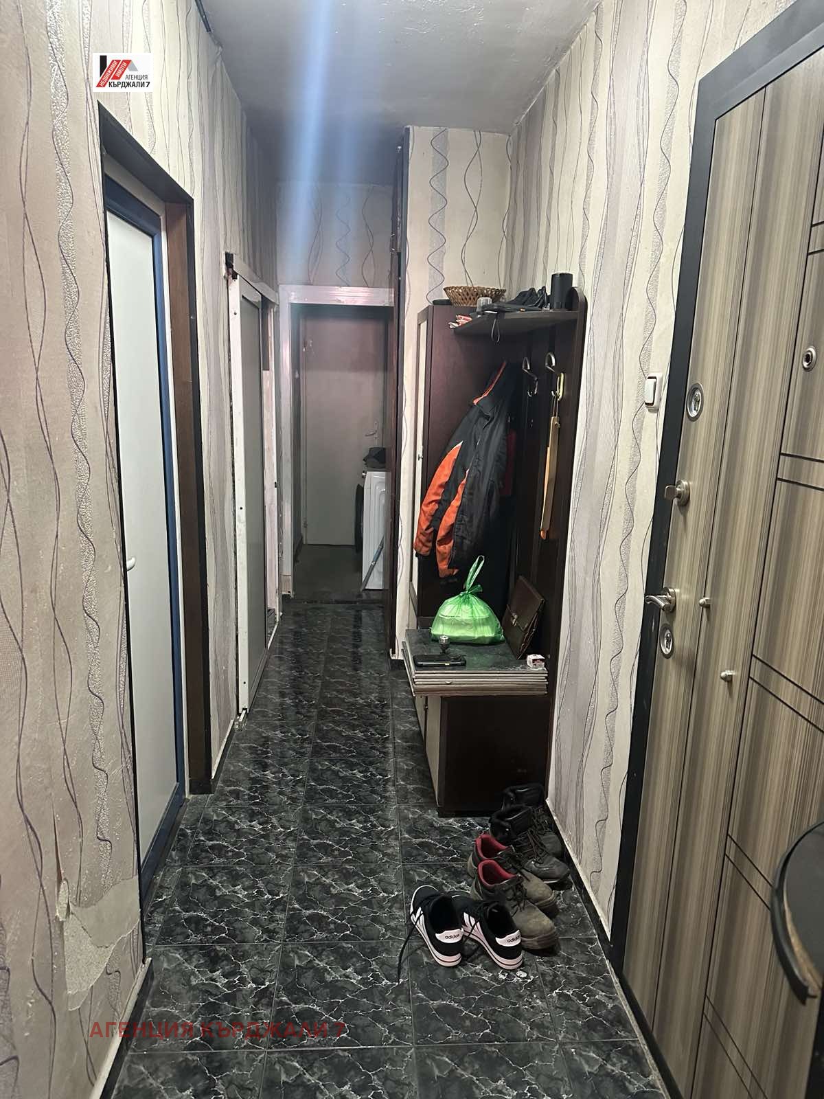 Продава МНОГОСТАЕН, гр. Кърджали, Веселчане, снимка 3 - Апартаменти - 55550566