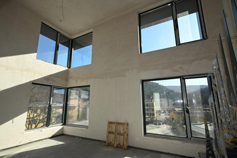 Продава МНОГОСТАЕН в град Перник, Център - 103 кв.м / 232 523 € » 454 775.46 лв., ЖОКИ ЕООД