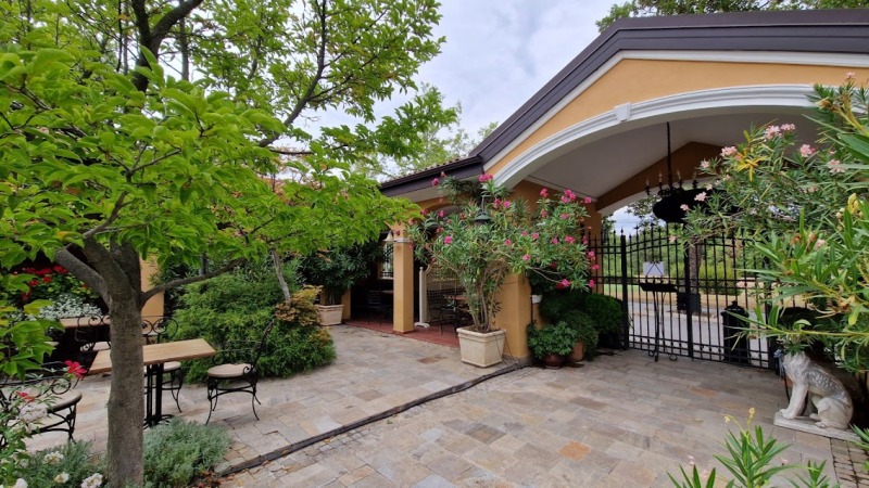 Продава ЗАВЕДЕНИЕ в област Пловдив, гр. Хисаря - 1510 кв.м / 1 400 000 € » 2 738 162.00 лв., АВГУСТА