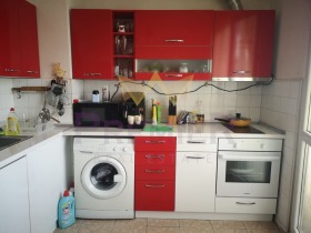 3 Schlafzimmer Pogrebi, Warna