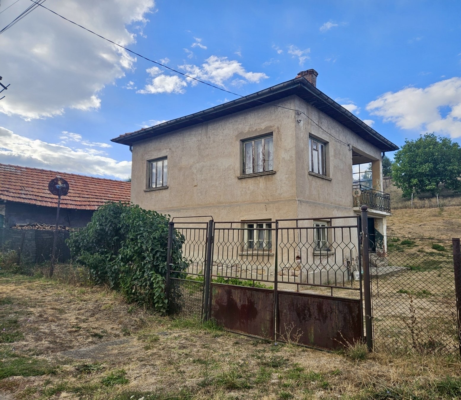 Продава КЪЩА, с. Черна гора, област Перник