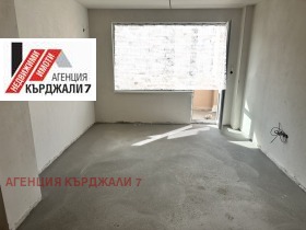 1 chambre Vazrojdentsi, Kardjali 11