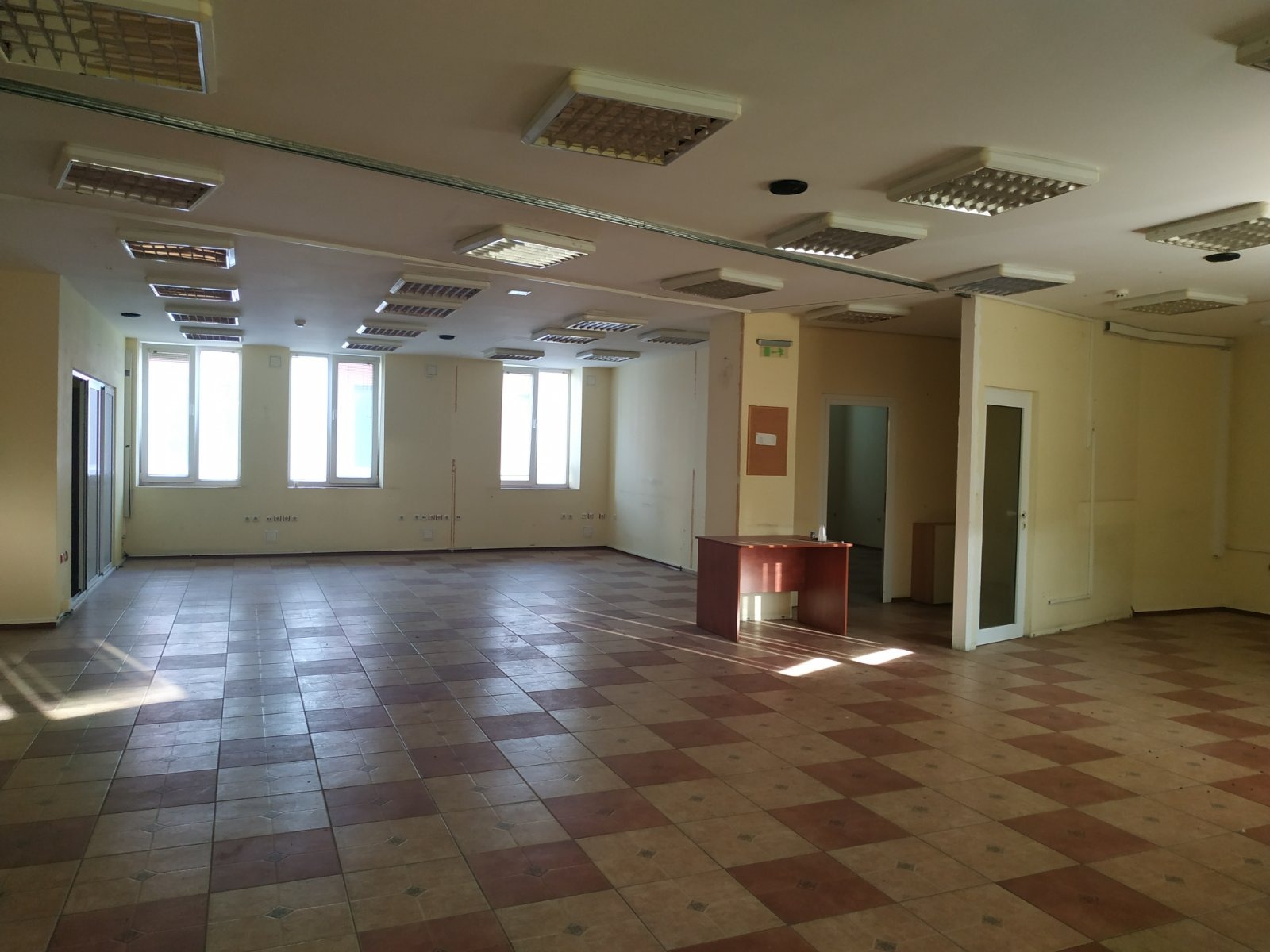 Дава под наем ОФИС, гр. Варна, ЖП Гара, снимка 2 - Офиси - 53691150