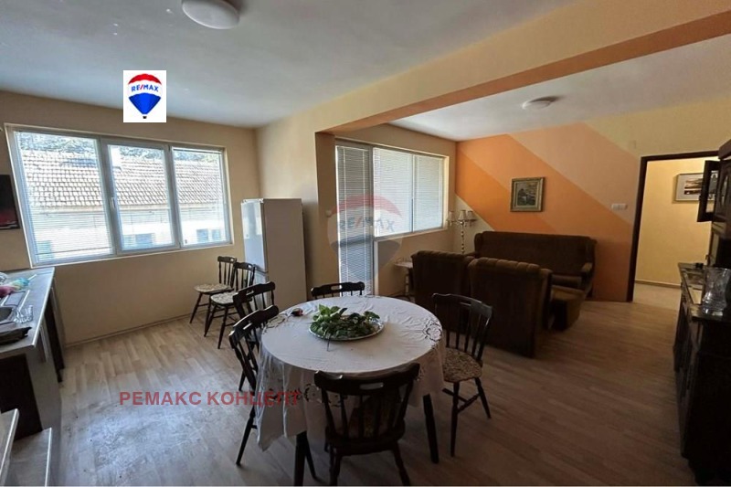 Дава под наем 2-СТАЕН, гр. Шумен, Математическа гимназия, снимка 2 - Апартаменти - 53497201