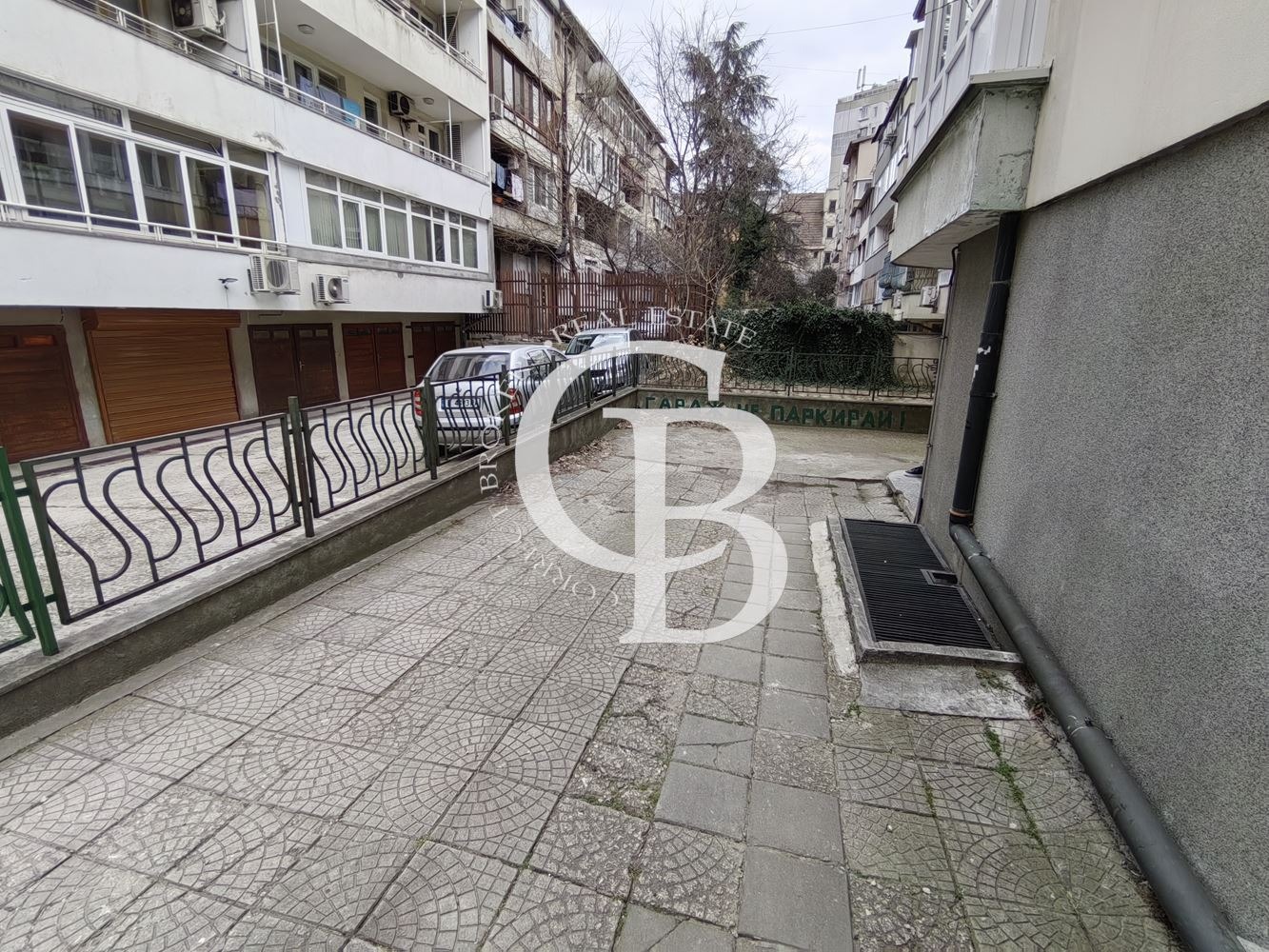 Дава под наем ГАРАЖ, ПАРКОМЯСТО, гр. Варна, Спортна зала, снимка 3 - Гаражи и паркоместа - 53883310