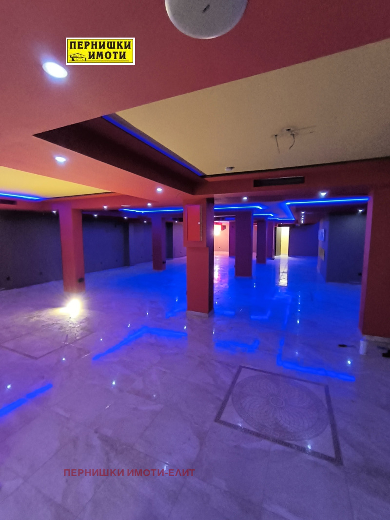 Дава под Наем ТЪРГОВСКИ КОМПЛЕКС в град Перник, Център - 330 кв.м / 2 000 € » 3 911.66 лв., ПЕРНИШКИ ИМОТИ-ЕЛИТ