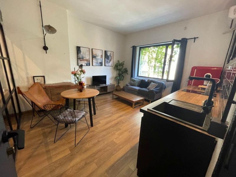Издаје се  2 спаваће собе Софија , Центар , 60 м2 | 79452206