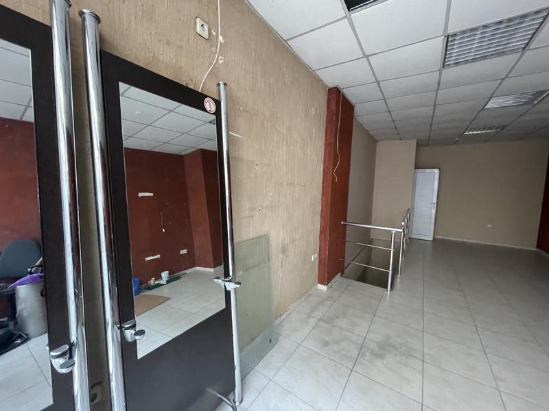 Дава под наем МАГАЗИН, гр. Благоевград, Идеален център, снимка 2 - Магазини - 52634058