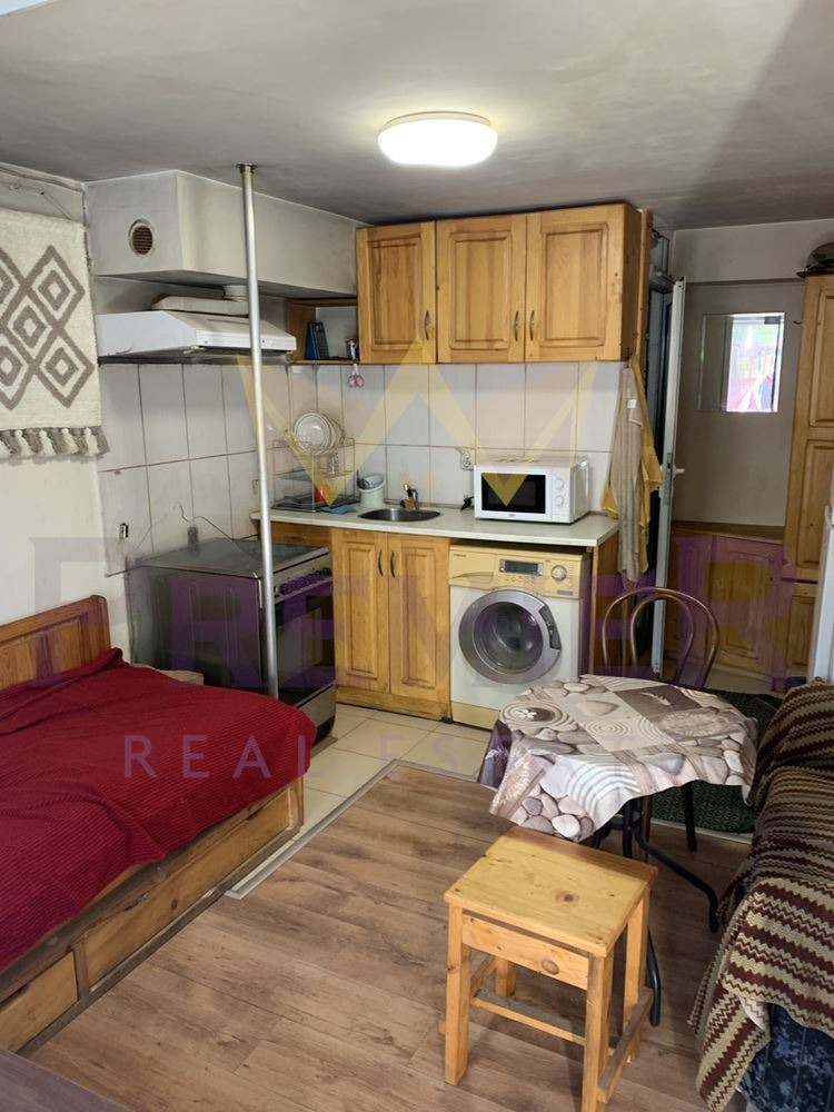 Дава под нем  1-стаен, град Варна, Колхозен пазар •  200 EUR • ID 57086334 — holmes.bg - [1] 