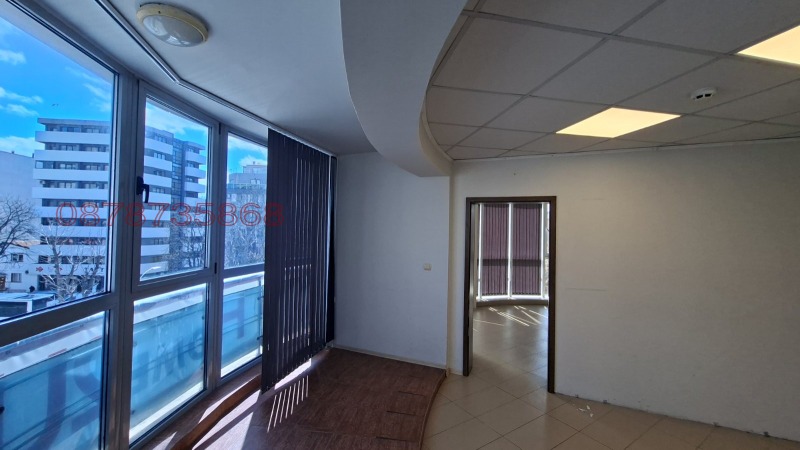Дава под Наем ОФИС в град Варна, Лятно кино Тракия - 150 кв.м / 1 100 € » 2 151.41 лв.