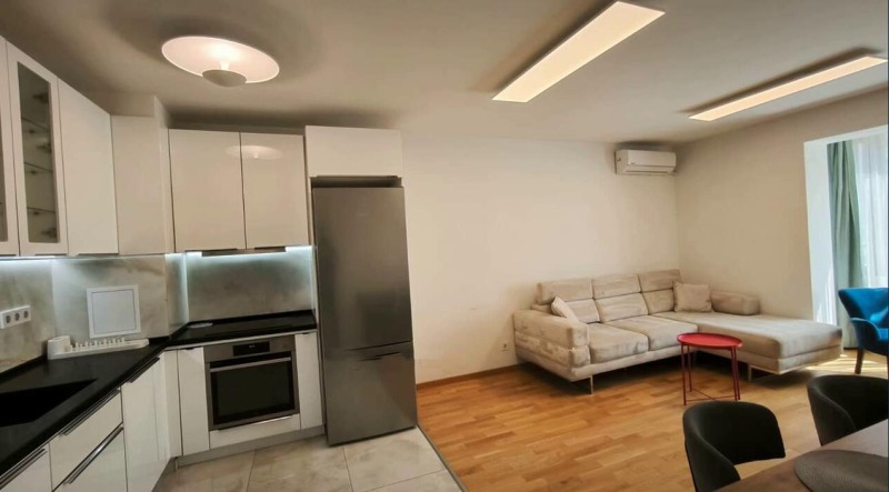 Издаје се  2 спаваће собе Софија , Банишора , 103 м2 | 62408435