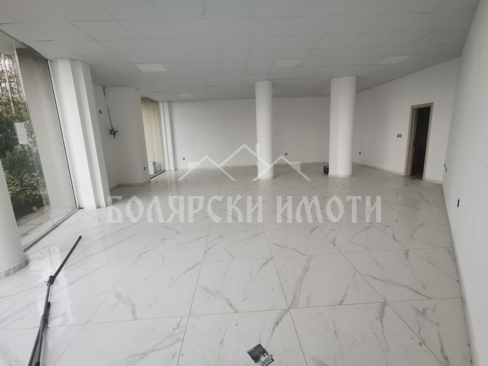 Дава под наем МАГАЗИН, гр. Велико Търново, Акация, снимка 2 - Магазини - 48277916