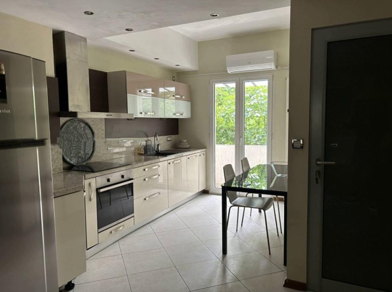 Zu vermieten  3 Schlafzimmer Sofia , Zentar , 200 qm | 89587600 - Bild [4]