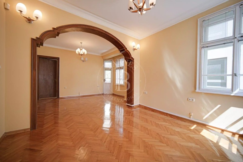 Дава под нем  3-стаен, град София, Център • 1 200 EUR • ID 67636368 — holmes.bg - [1] 