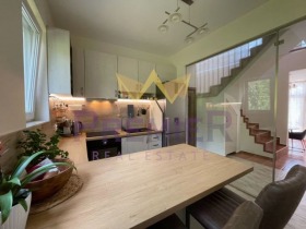 Haus m-t Aktschelar, Warna