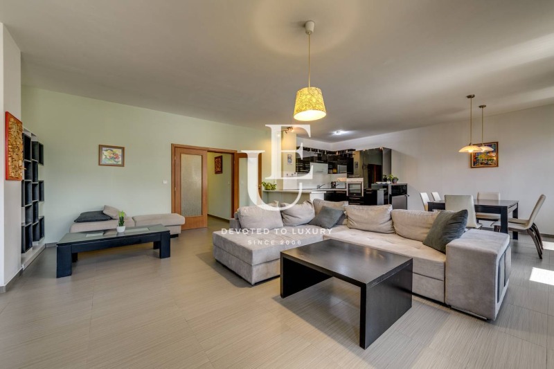 Издаје се  2 спаваће собе Софија , Центар , 130 м2 | 81903442