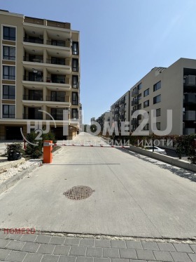 Χώρος στάθμευσης Βαζραζδανε 1, Βαρνα