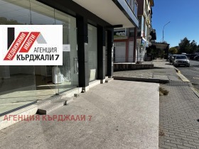 Butik Vazrozhdentsi, Kardzhali 1