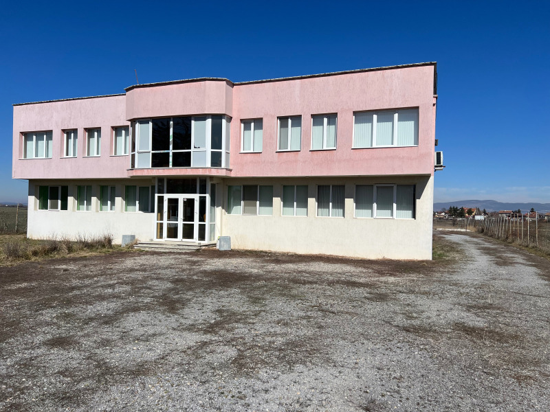 Дава под Наем ПРОМ. ПОМЕЩЕНИЕ в град София, с. Волуяк - 1000 кв.м / 4 200 € » 8 214.49 лв., РИЪЛ ИСТЕЙТ ЕЛ ЕКС
