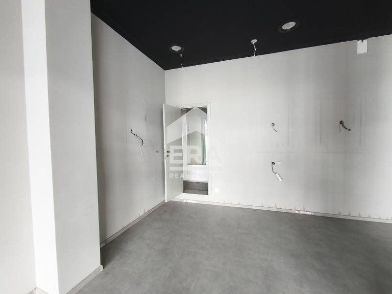 Дава под наем МАГАЗИН, гр. Ямбол, Център, снимка 2 - Магазини - 53856371