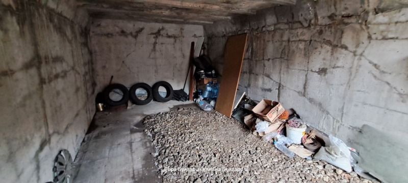 Дава под наем ГАРАЖ, ПАРКОМЯСТО, гр. Перник, Център, снимка 3 - Гаражи и паркоместа - 53355202