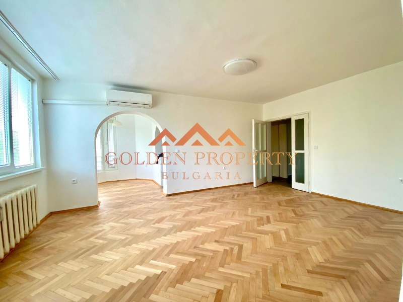Издаје се  2 спаваће собе Софија , Обориште , 90 м2 | 38327328
