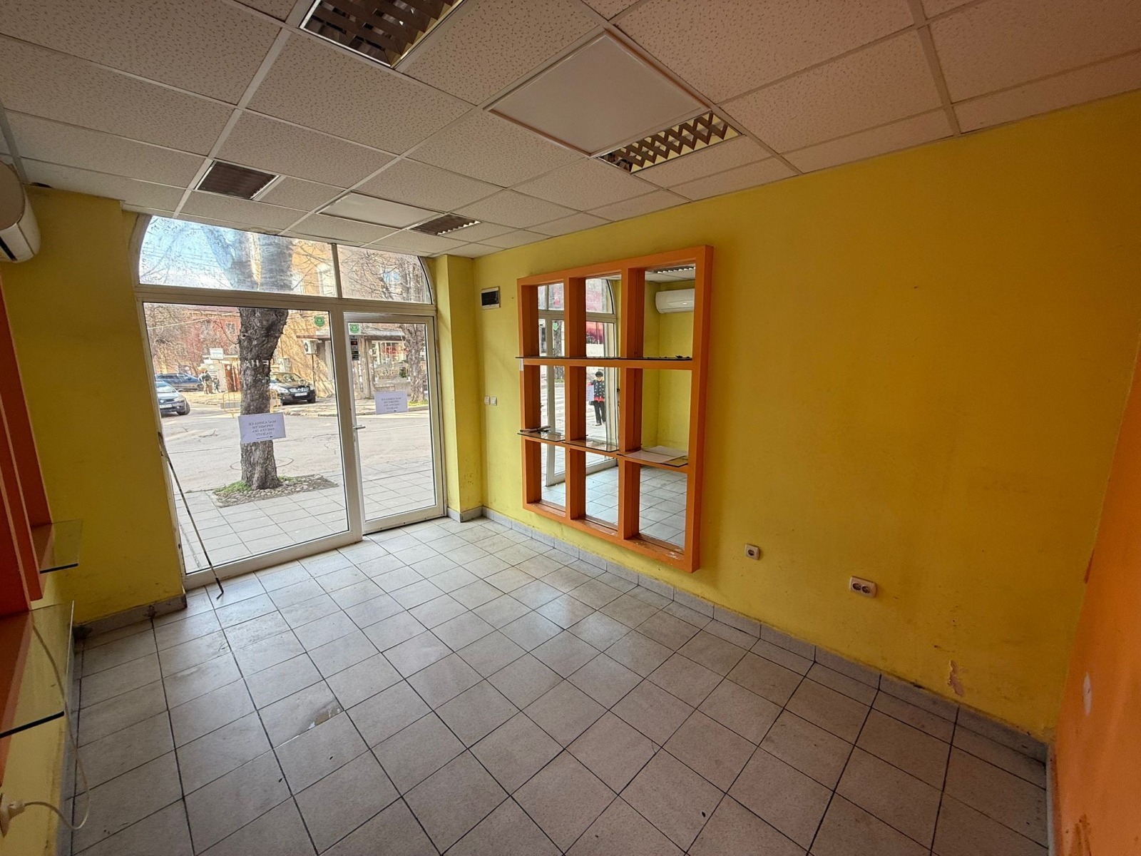 Дава под наем МАГАЗИН, гр. Плевен, Широк център, снимка 2 - Магазини - 53428978