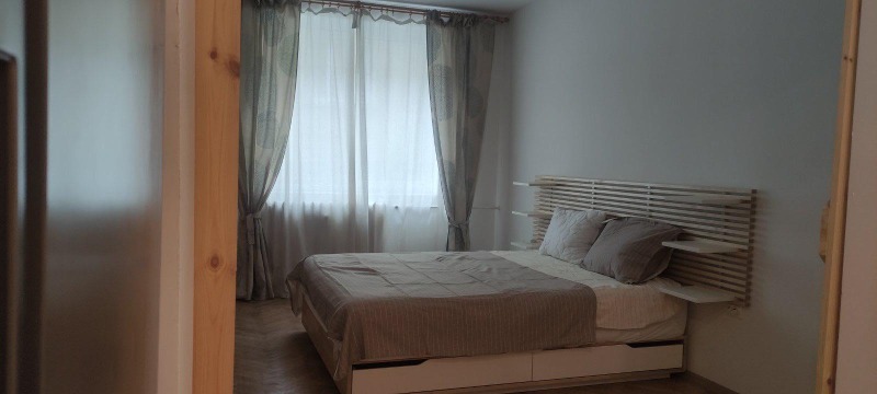 Издаје се  2 спаваће собе Софија , Центар , 60 м2 | 98060839