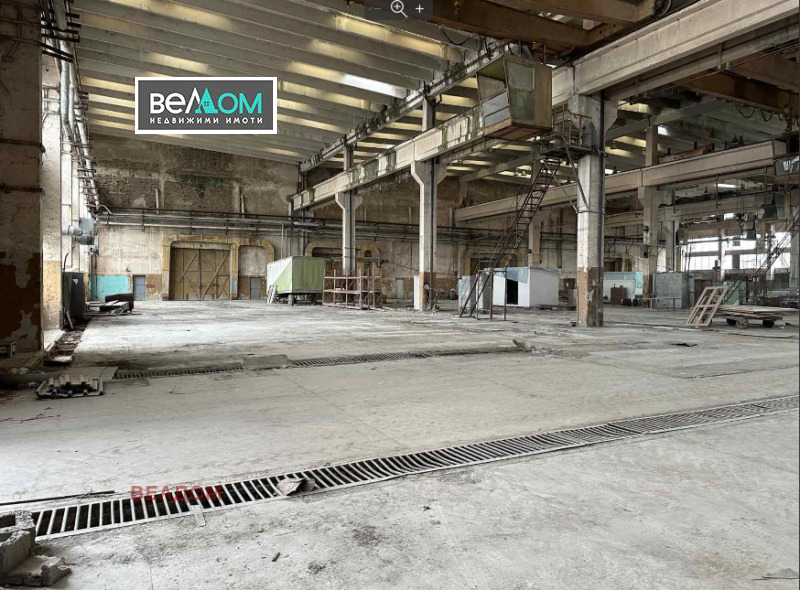 Дава под Наем СКЛАД в град Варна, Западна промишлена зона - 2592 кв.м / 9 072 € » 17 743.29 лв., ВЕЛДОМ