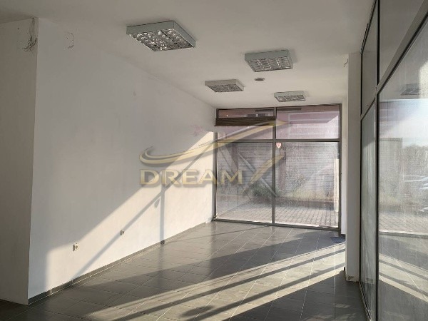 Дава под наем МАГАЗИН, гр. Пловдив, Христо Смирненски, снимка 2 - Магазини - 55017641
