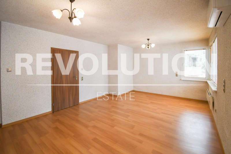 Дава под нем  3-стаен, град София, Лозенец •  990 € • ID 87026381 — holmes.bg - [1] 
