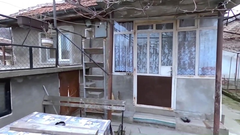 Дава под наем КЪЩА, гр. Русе, Новата махала, снимка 2 - Къщи - 52362301